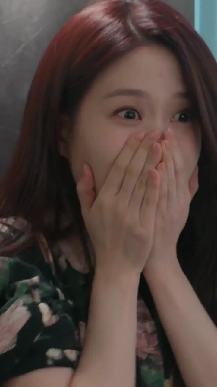 Yeo-ri covers her mouth with both hands